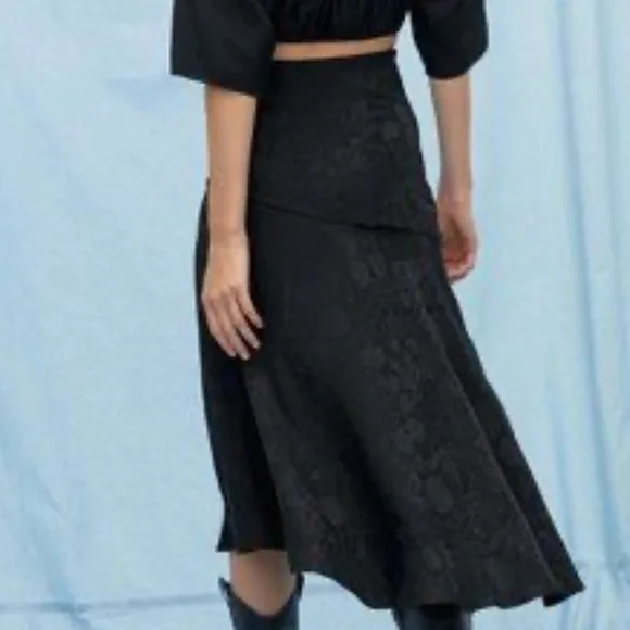 Le Fou Wilfred (Aritzia) %100 silk Tango skirt in cream - Picture 3 of 8